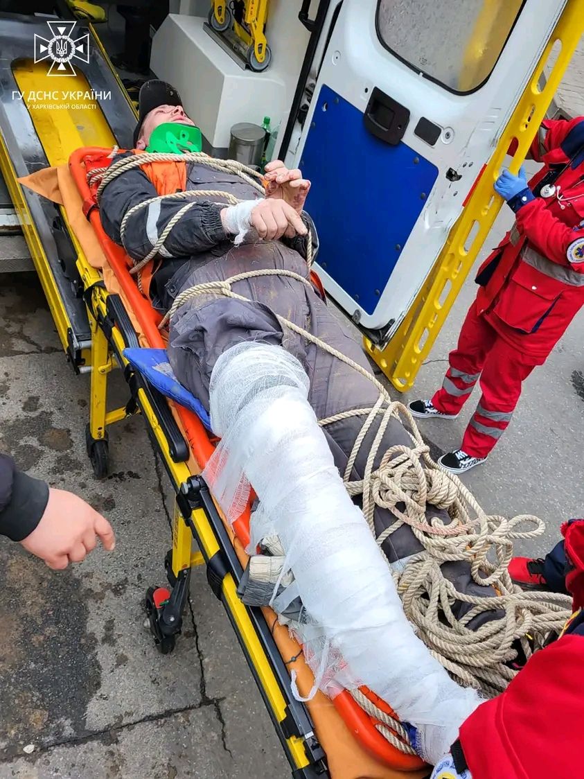Зламав ногу у глибокій траншеї та був врятований комунальник у Харкові