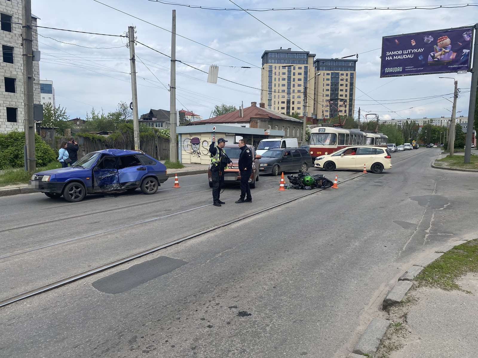 ДТП Харків: Постраждали та потрапили до лікарні водійка легковика ВАЗ та мотоцикліст на Kawasaki, які зіткнулися на Москальовці