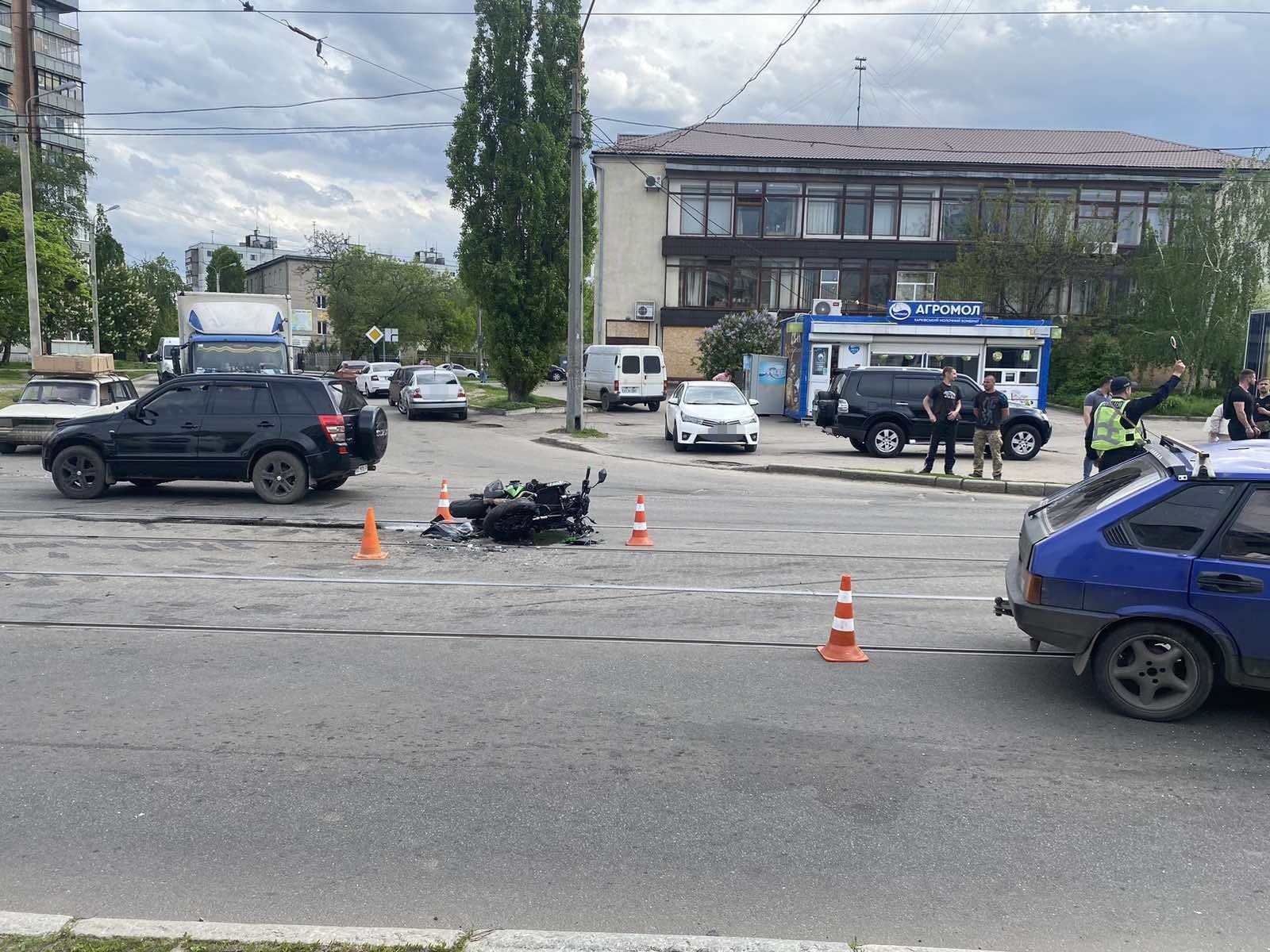 ДТП Харків: Постраждали та потрапили до лікарні водійка легковика ВАЗ та мотоцикліст на Kawasaki, які зіткнулися на Москальовці