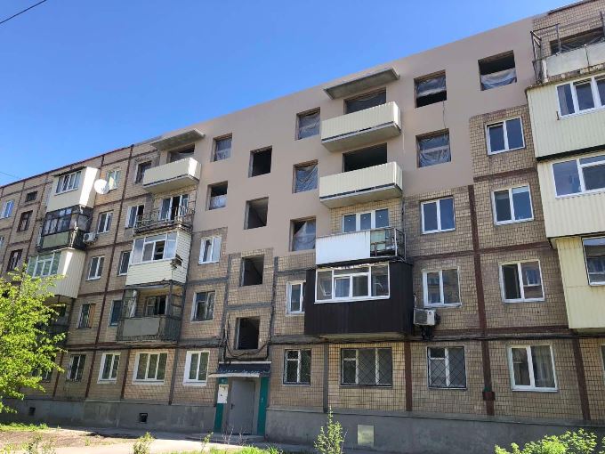 Будівельники відновлюють зруйновані внаслідок обстрілів житлові будинки у різних районах Харкова
