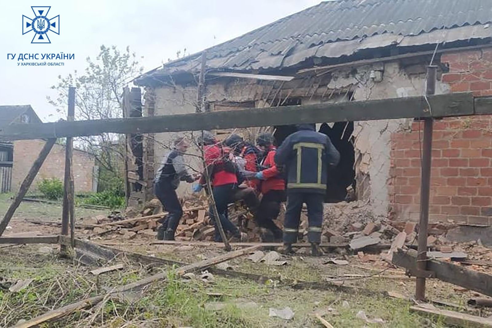 Чугуївський район: рятувальники дістали з-під завалів постраждалу від ворожого обстрілу жінку