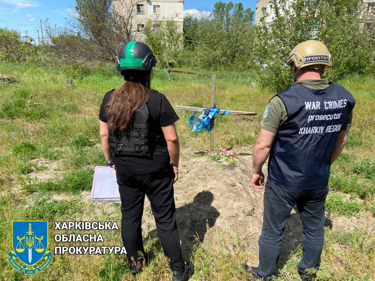У Харківській області правоохоронці ексгумували труп мирного жителя, якого вбив російський снаряд