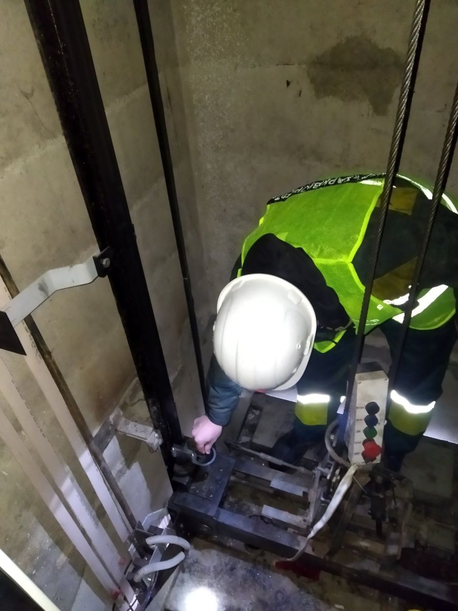 Відновили роботу сотен ліфтів ремонтники Харкова