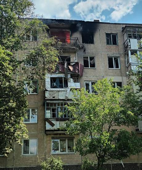 У селі Стрілеча Харківського району ворог влучив з танка в багатоквартирний будинок