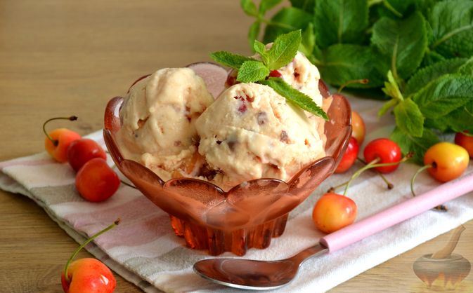 Домашнє морозиво з черешнею та шоколадом