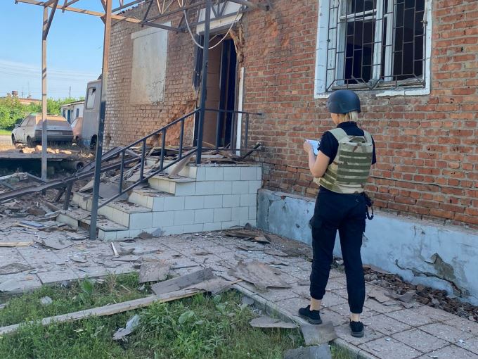 Слідчі фіксують наслідки обстрілів населених пунктів Харківської області.