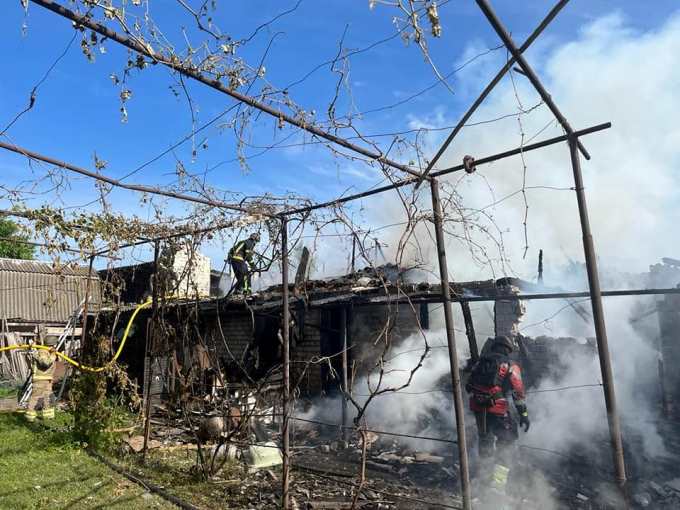 Вогнеборці врятували песика під час гасіння пожежі, спричиненої ворожими обстрілами Харковщини