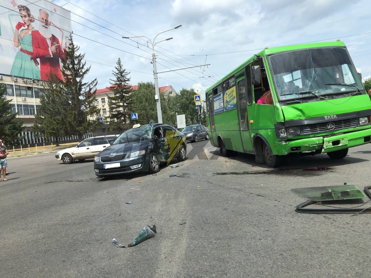 ДТП з автобусом і таксі на проспекті Гагаріна