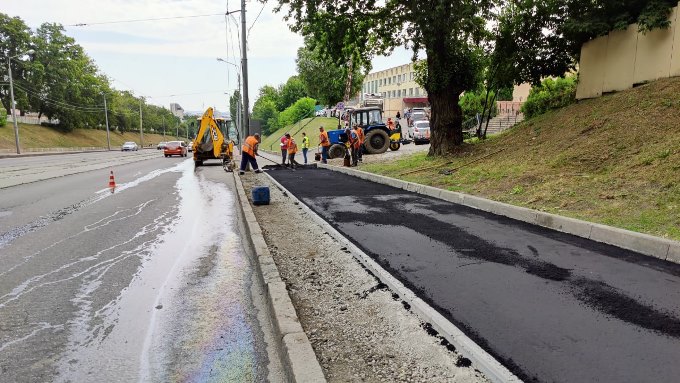 Бригади КП Шляхрембуд відновлюють асфальтобетонне покриття на вулицях Харкова