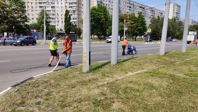 Бригади КП Шляхрембуд відновлюють асфальтобетонне покриття на вулицях Харкова