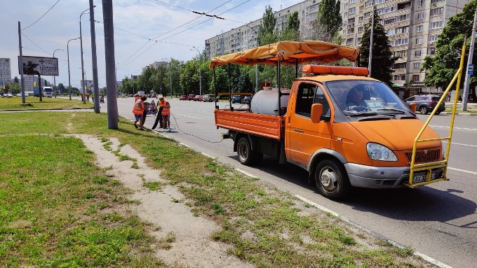 Бригади КП Шляхрембуд відновлюють асфальтобетонне покриття на вулицях Харкова