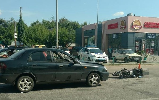 ДТП Харків: потрапила під колеса автівки пара літніх скутеристів