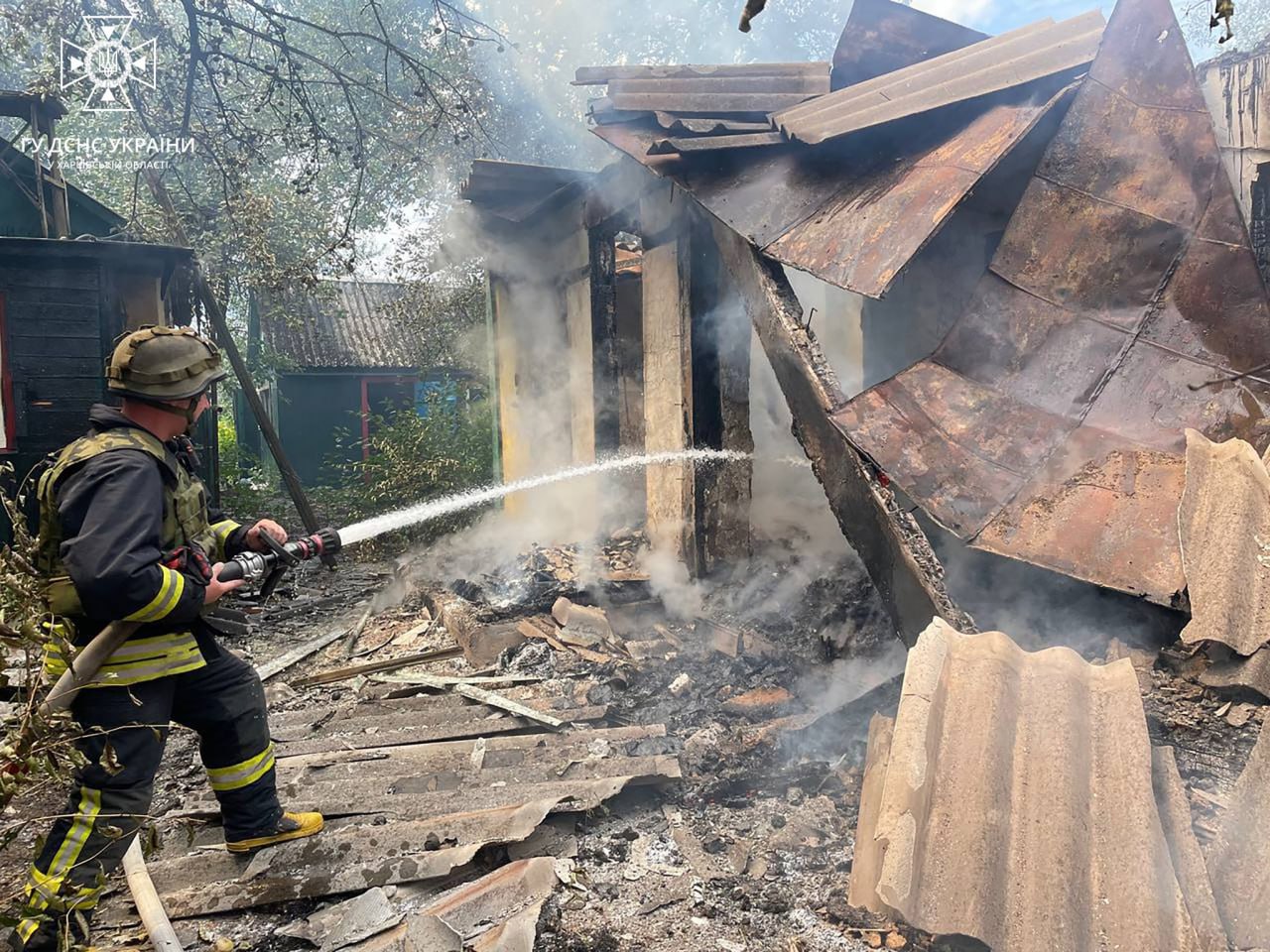 Загасили пожежу від обстрілу ворога на Харківщині рятувальники