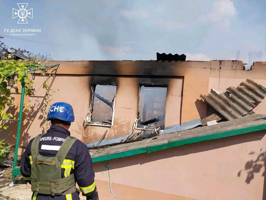 Загасили дві пожежи рятувальники: вогонь спалахнув під час обстрілу селища Харківщини