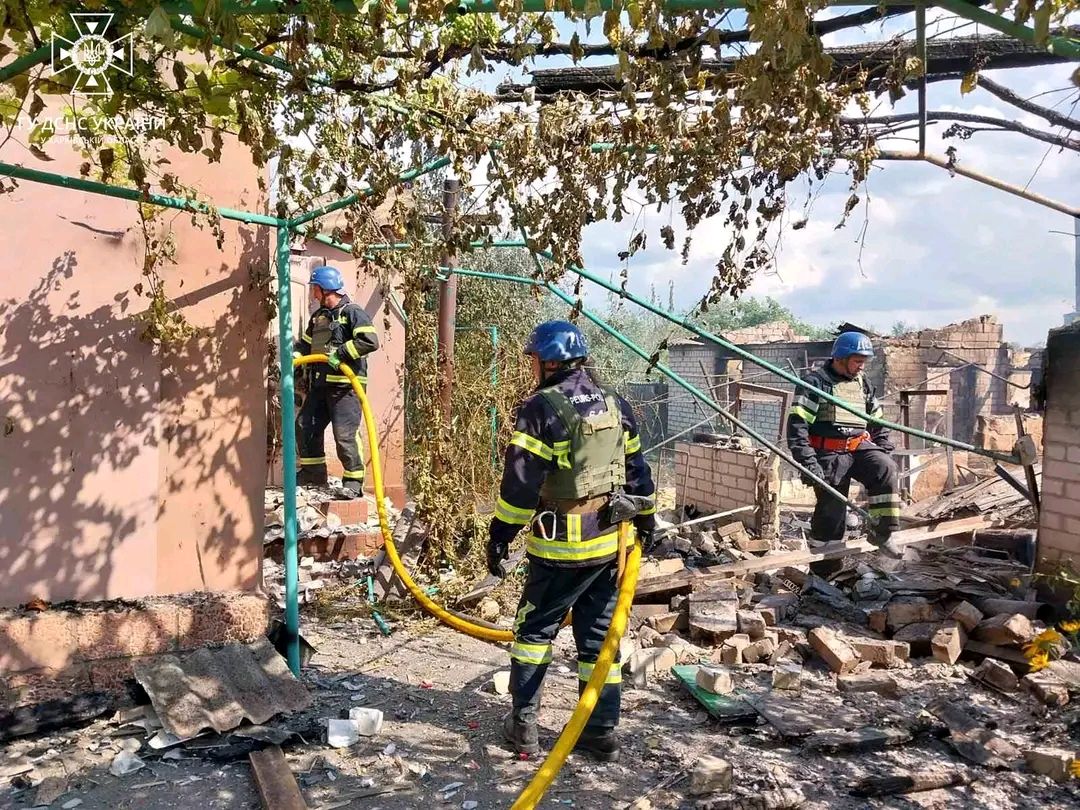 Загасили дві пожежи рятувальники: вогонь спалахнув під час обстрілу селища Харківщини