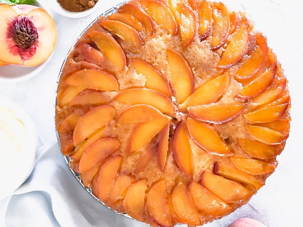 Як приготувати карамельний персиковий торт догори ногами