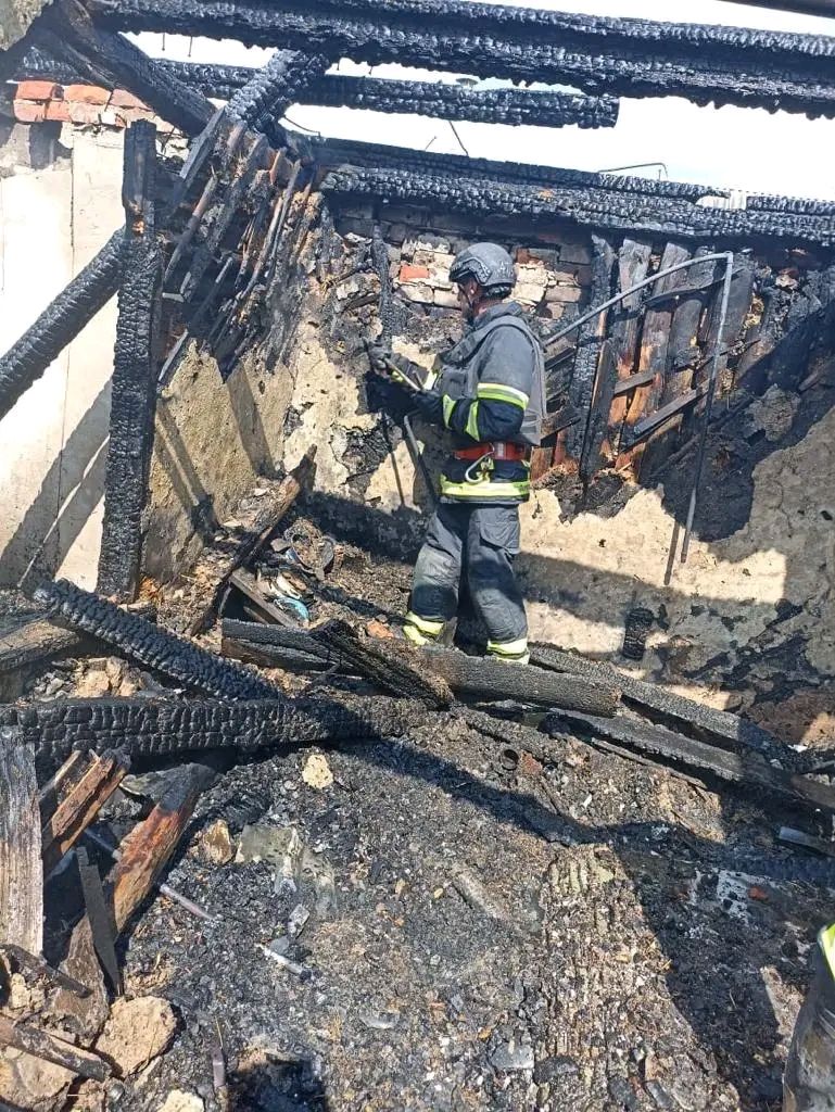 Боролися з вогнем дві години рятувальники Харківщини після обстрілу окупантів