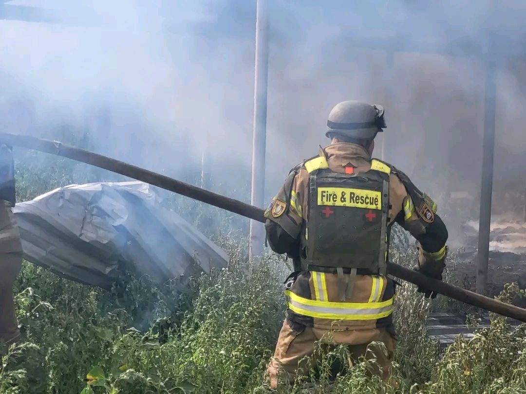 Гасили маштабну пожежу, яка спалахнула через ворожий обстріл рятувальники Харківщини