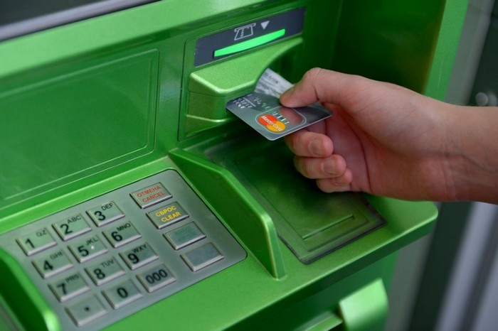 Проковтнув вашу картку банкомат: що робити