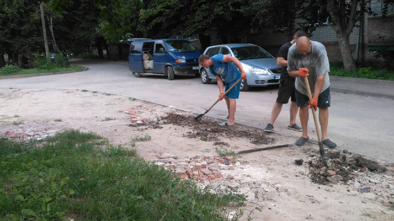 Захистили зелені зони та тротуари від паркування автівок харківські комунальники