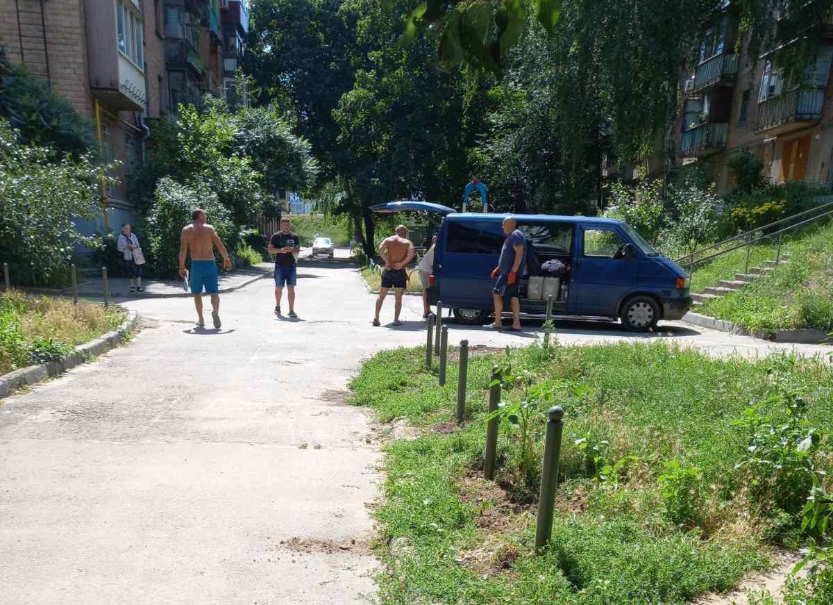 Захистили зелені зони та тротуари від паркування автівок харківські комунальники