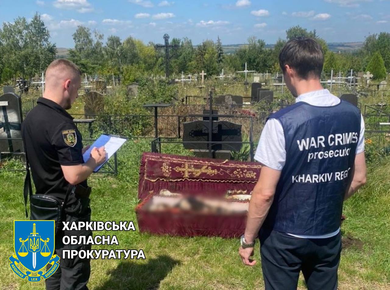 На Харківщині правоохоронці ексгумували труп чоловіка, якого вбив російський снаряд у власному будинку