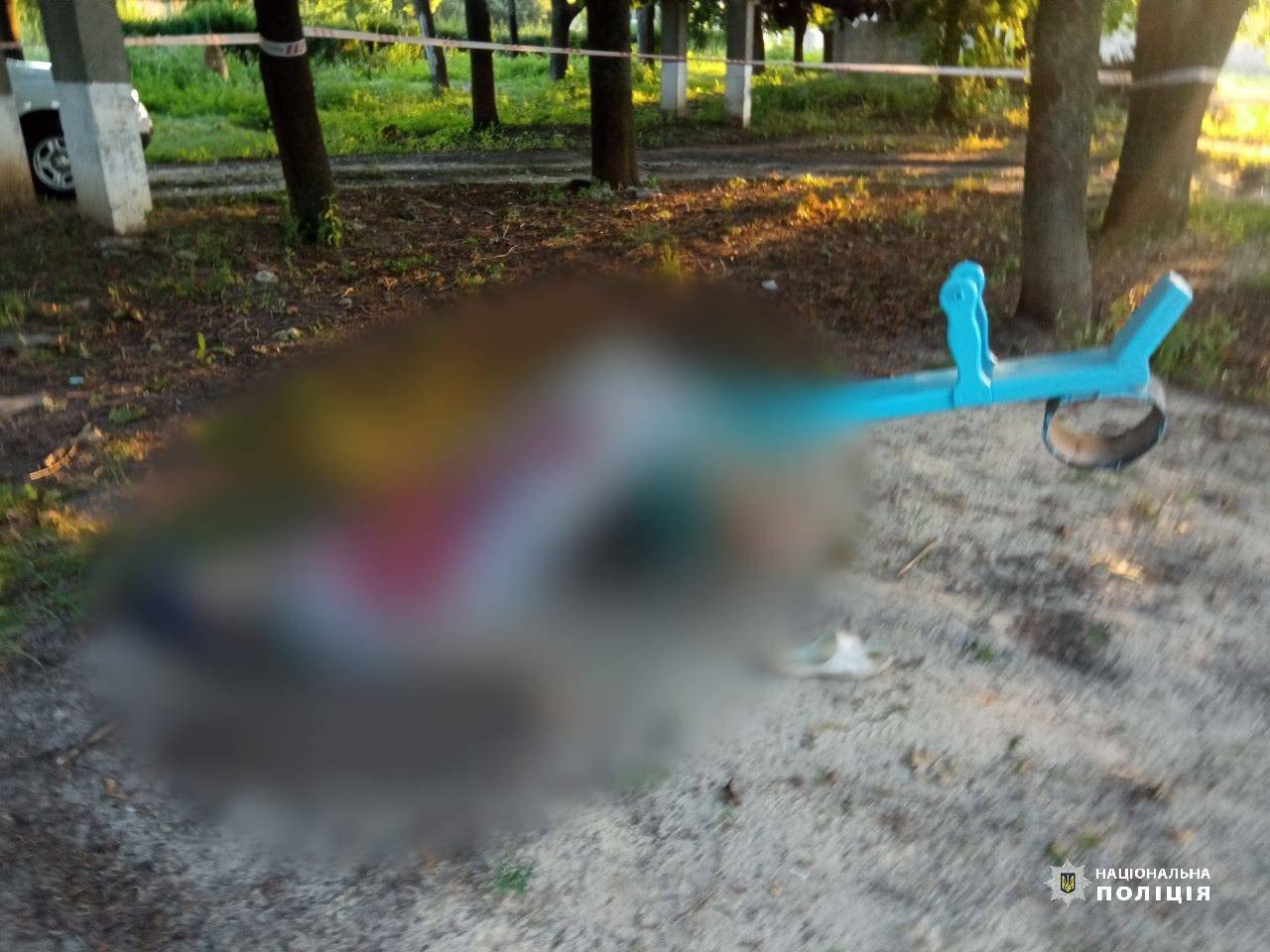 Вбив знайомого та залишив труп на дитячій гойдалці чоловік у Харкові