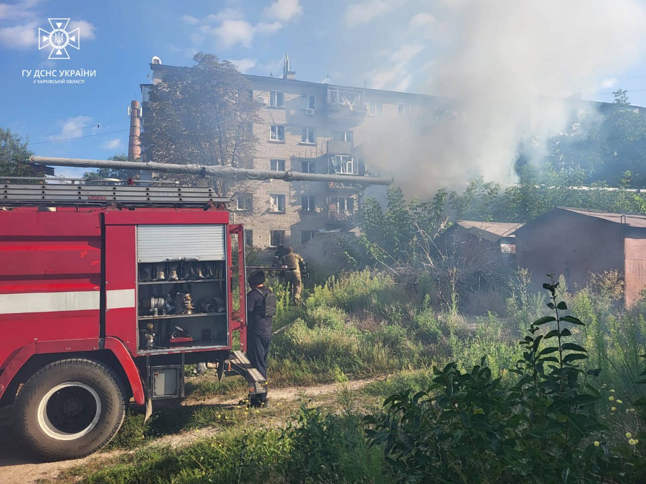 У місті Куп'янськ Харківської області рятувальники ліквідували наслідки ворожих обстрілів