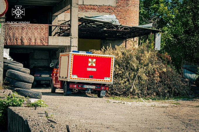 У Харкові рятувальники розбирають аварійні конструкції гаражного кооперативу, пошкодженого в результаті ворожих обстрілів