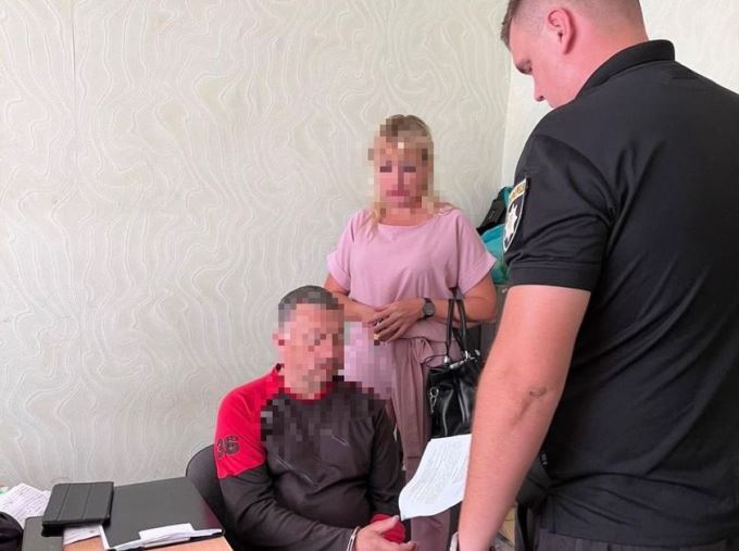 На Харківщині поліцейський офіцер громади затримав чоловіка, який ледь не вбив свою дружину