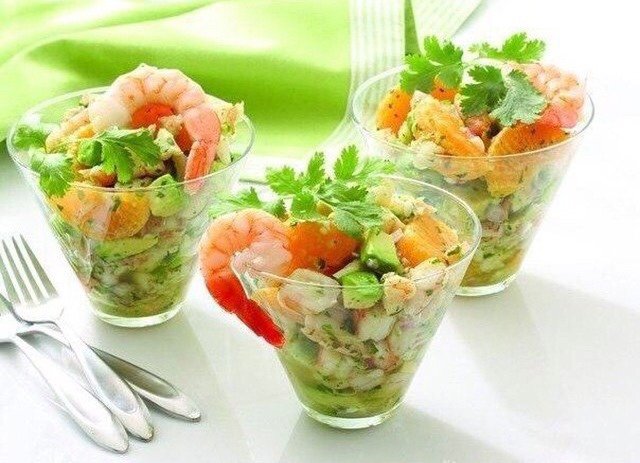 Рецепт свіжого літнього салату з креветками та авокадо