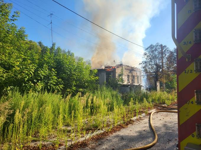 У місті Куп'янськ Харківської області рятувальники оперативно ліквідували пожежу, спричинену ворожими обстрілами