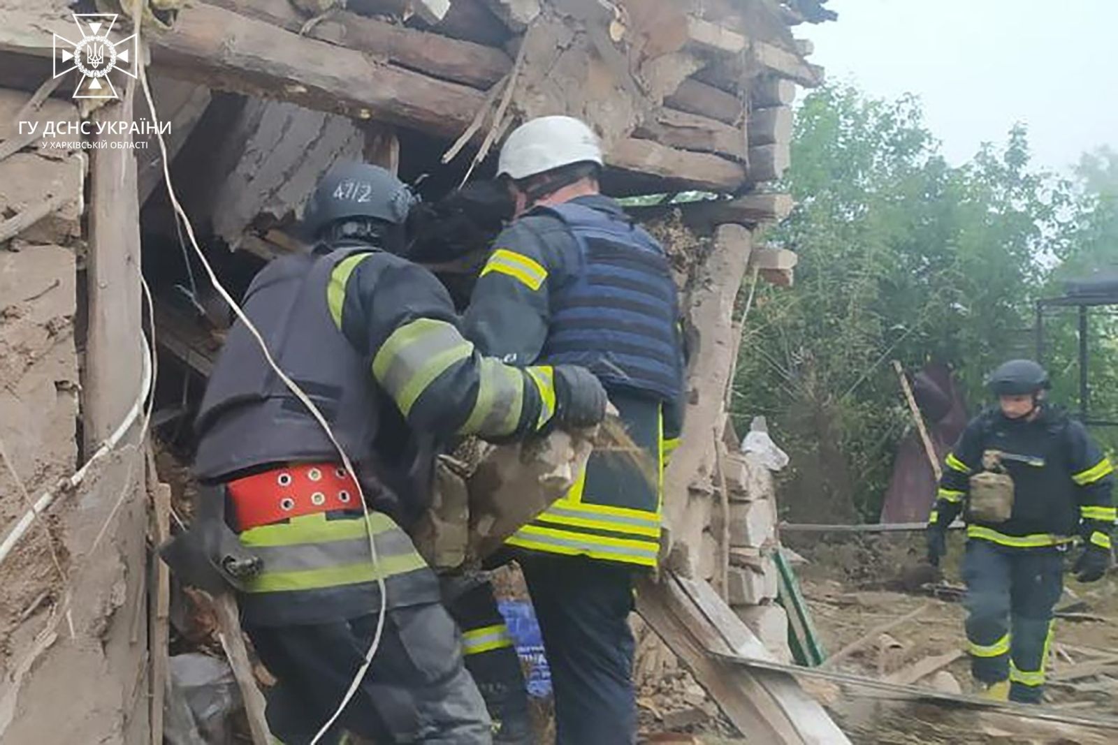 На Харківщині після обстрілу рятувальники деблокували з-під завалів одного з будинків 57-річну жінку