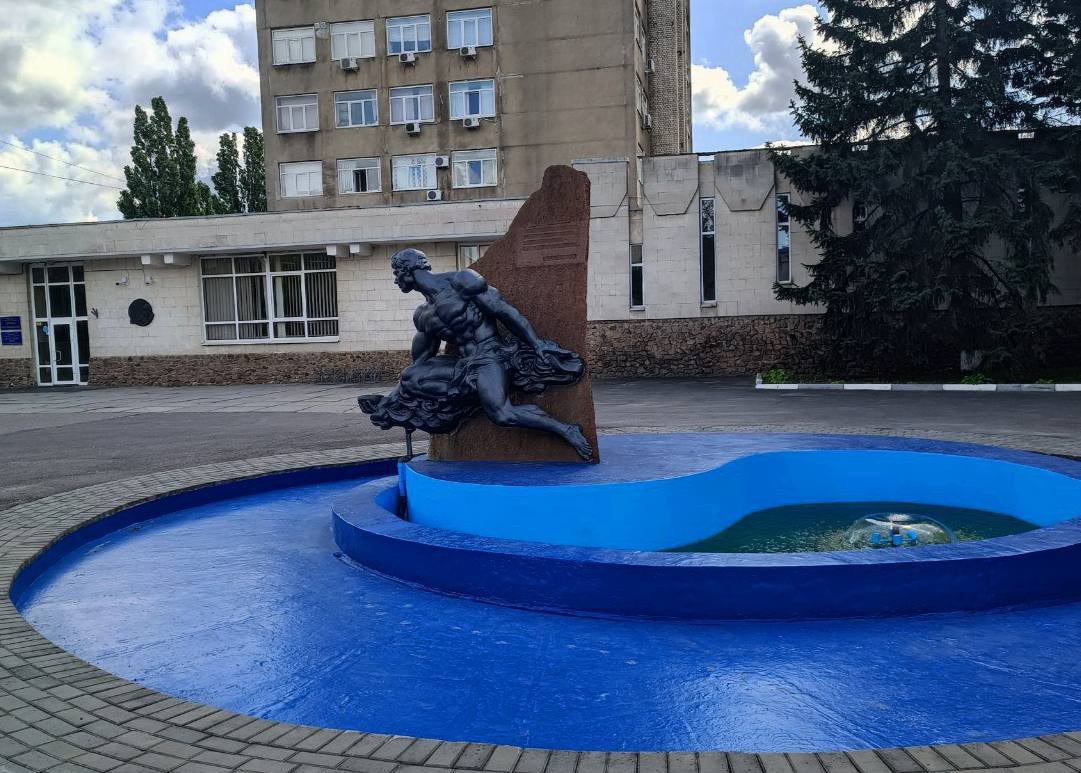 Відновили відомий пам'ятник комунальникам до Дня міста у Харкові