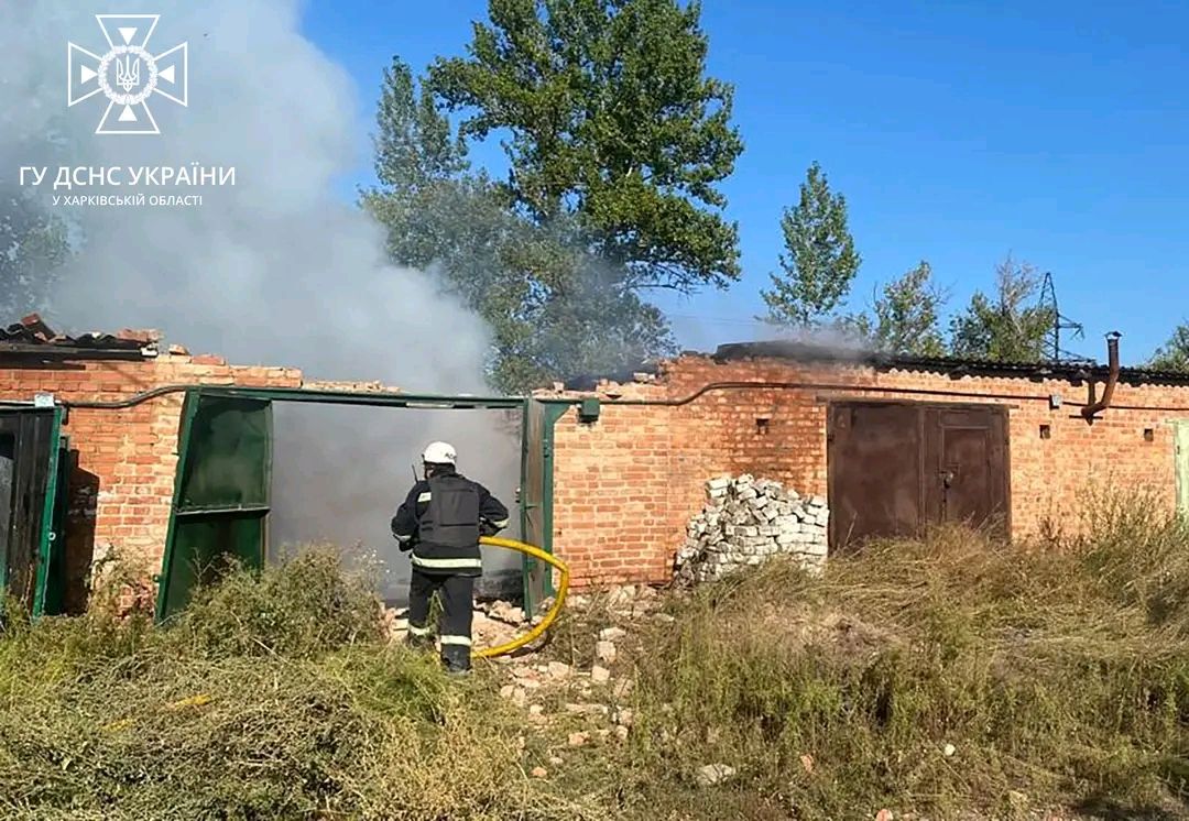 Спалахнули під час обстрілу гаражні кооперативи на Харківщині
