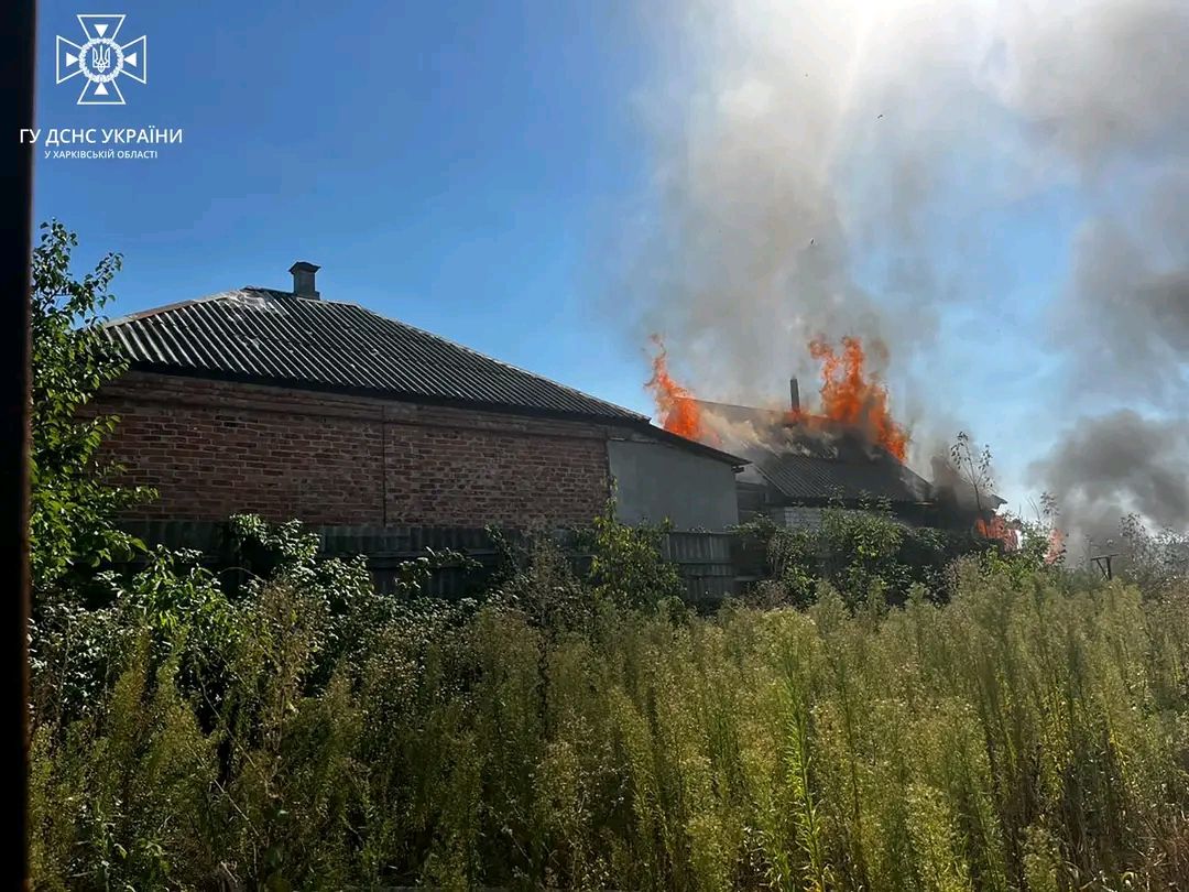 Обстрілював приватний сектор на Харківщині ворог: спалахнула будівля