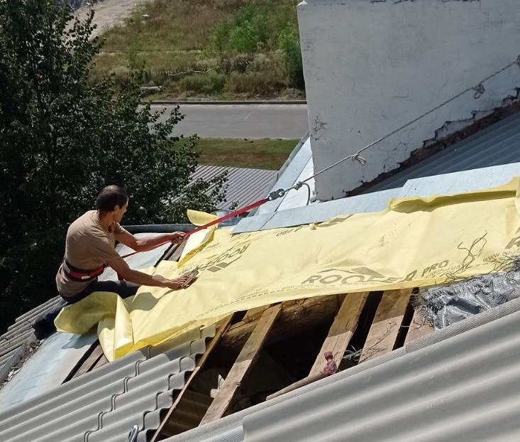 Ремонтують покрівіли будинків комунальники Харкова