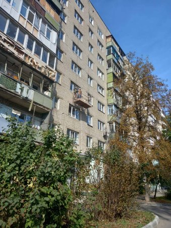 У Холодногірському районі міста Харків продовжується ремонт житлових будинків, які були пошкоджені внаслідок ворожих обстрілів