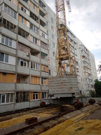 У Холодногірському районі міста Харків продовжується ремонт житлових будинків, які були пошкоджені внаслідок ворожих обстрілів