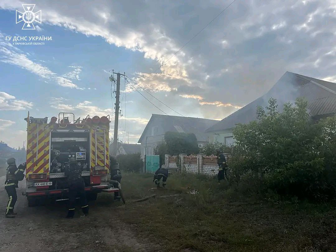 Впоралися із маштабною пожежею під обстрілом ворога рятувальники Харківщини