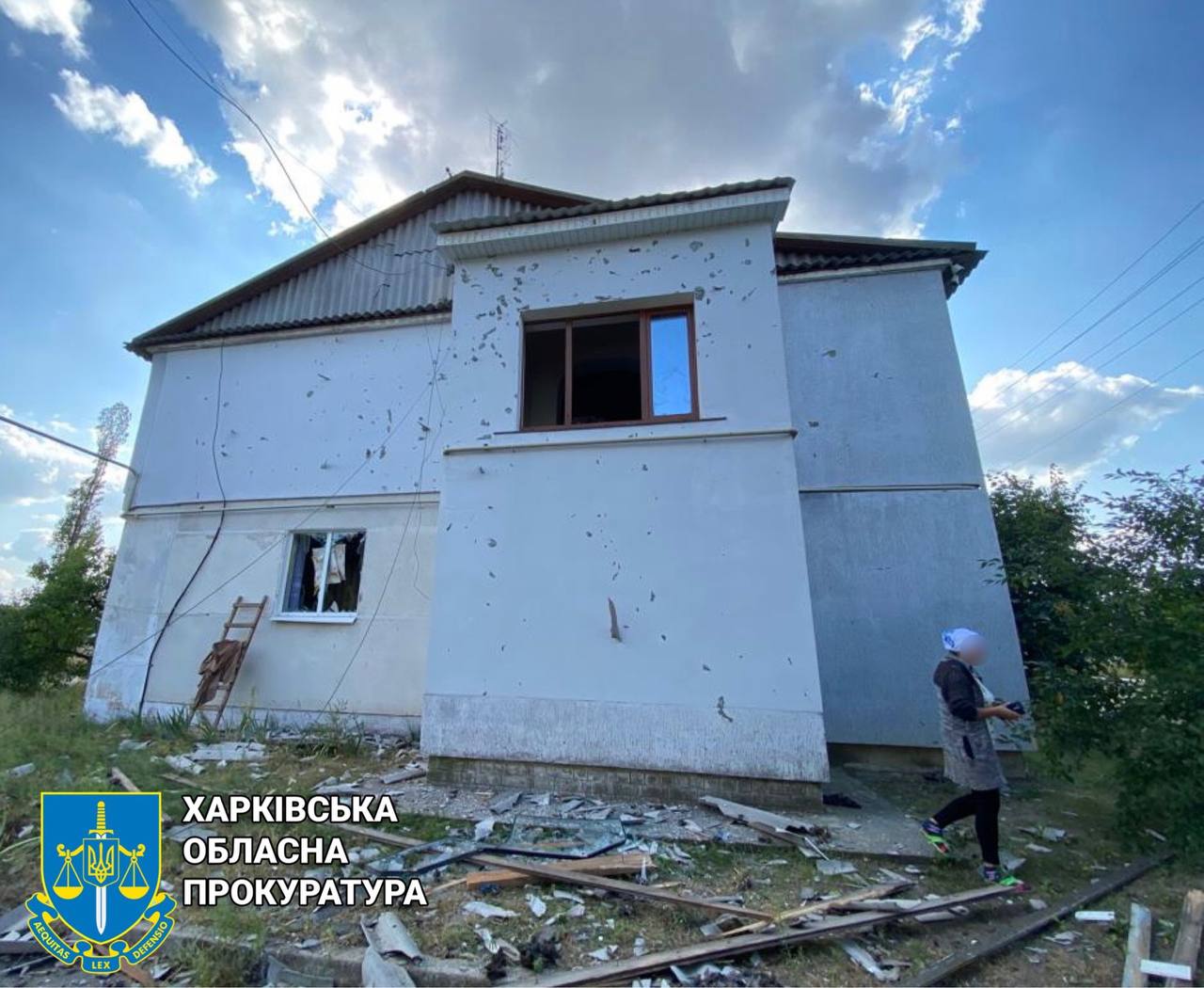 Били по селу на Харківщині та влучили у багатоквартирний будинок окупанти
