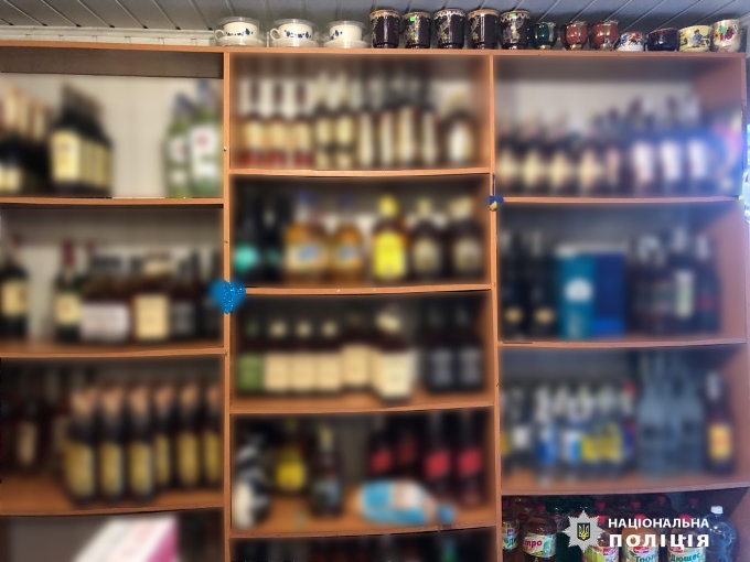 На Харківщині поліцейські вдруге за тиждень притягнули чоловіка до адміністративної відповідальності через торгівлю безакцизним алкоголем