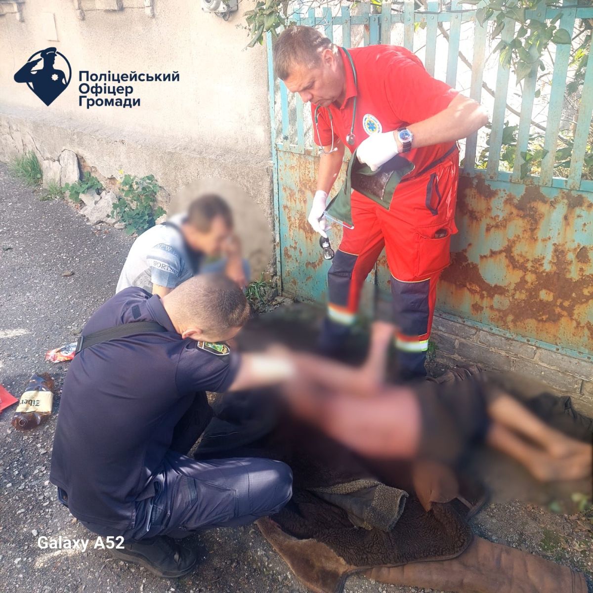 На Харківщині поліцейські офіцери Солоницівській громади допомогли чоловікові, якому стало зле на вулиці