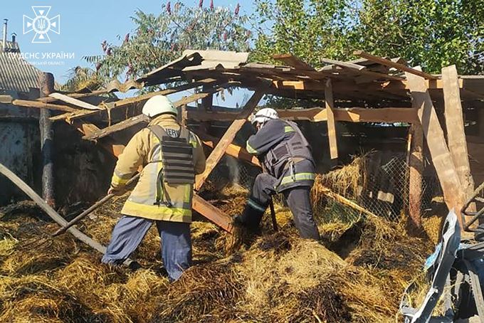 у Вовчанську після обстрілу спалахнула пожежа у сіннику