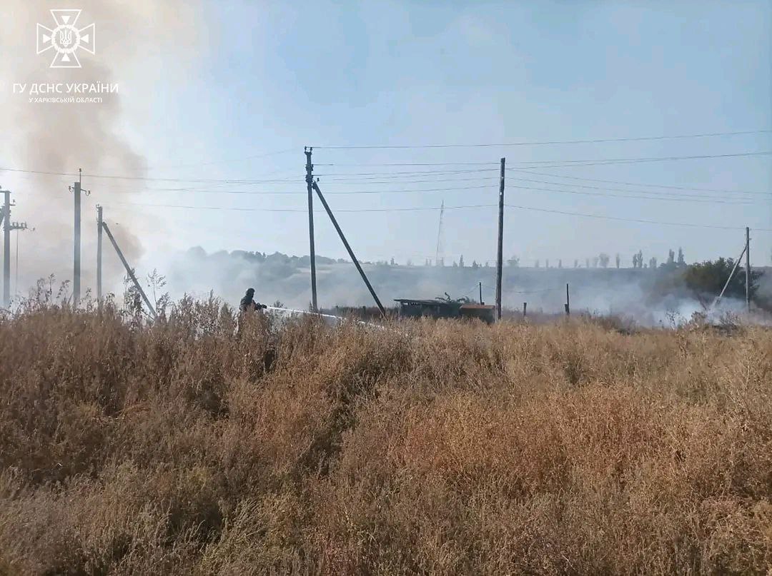 Загасили маштабну пожежу, яка ледь не знищила агропідприємство, рятувальники Харківщини