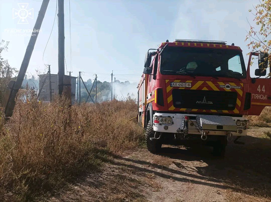 Загасили маштабну пожежу, яка ледь не знищила агропідприємство, рятувальники Харківщини