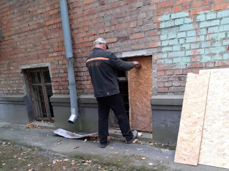 Ремонтують будинки після ворожих обстрілів комунальники Харкова