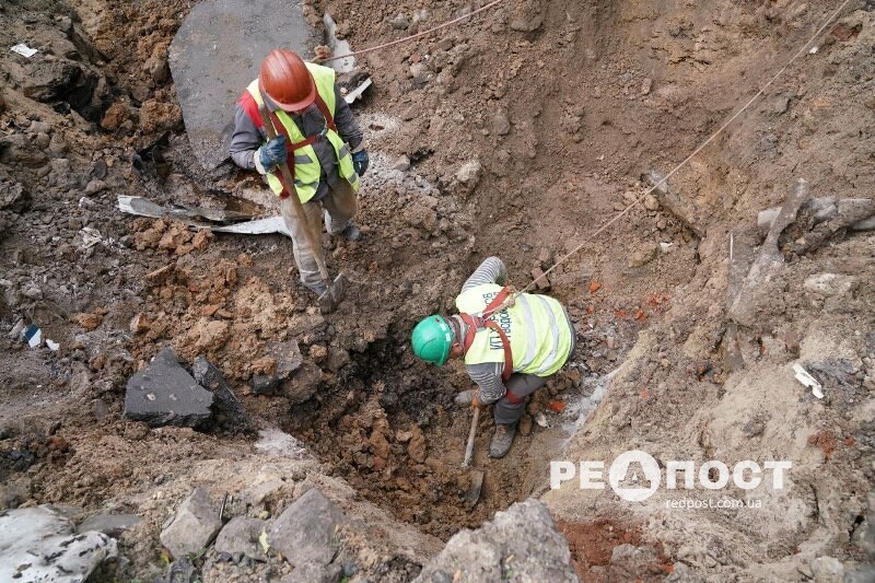 У Харкові  ліквідують аварії на мережах водопостачання та водовідведення у Київському районі, що сталися внаслідок ранкового ворожого рак