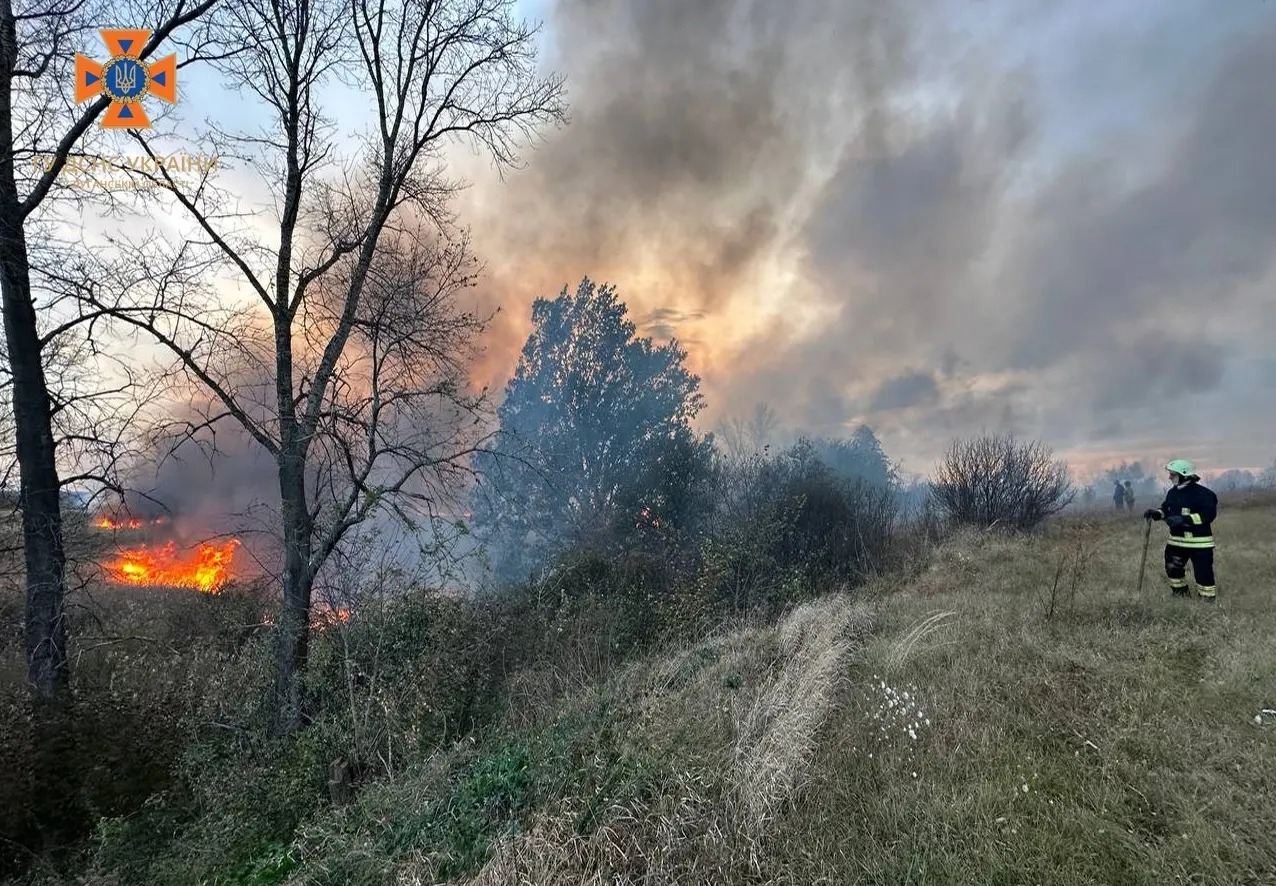У місті Золочів Харківській області рятувальники успішно ліквідували пожежу сухою травою на відкритій території.