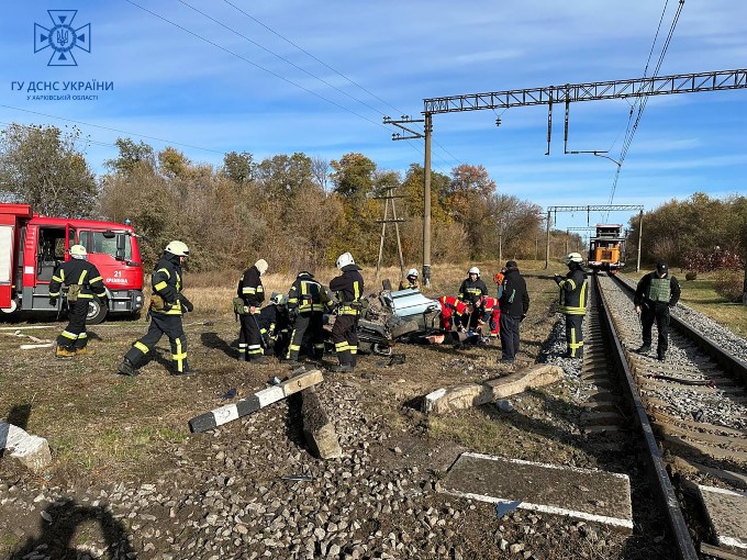 Новини Харкова: внаслідок ДТП на залізничному переїзді постраждали 2 людей